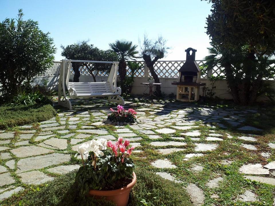 Il Giardino Sul Mare B&B 리바 리구레 외부 사진